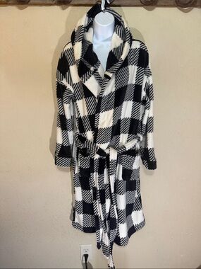 Vera Bradley Black and White Plush Sherpa Robe with hood